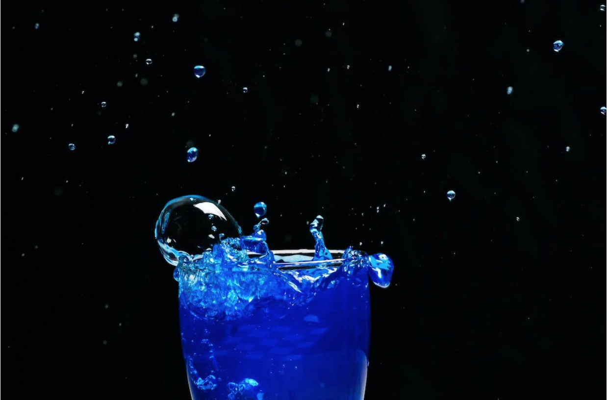 Blue alcoholic drinj